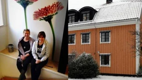 Britt-Marie Fransson och Vivi-Ann Blomqvist är nöjda med att socialförvaltningens familjeenhet numera ligger på Esplanaden i Västervik, i stället för på Kvarngatan. Foto: Anders Steiner