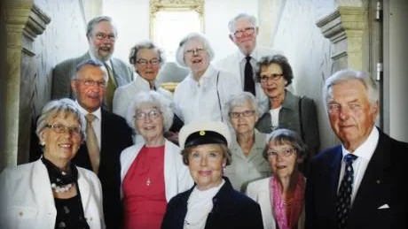 De tog studenten i Västervik för 60 år sedan. Översta raden från vänster: Per Arhusiander, Gudrun Borefelt, Maria Moberger och Petter Åkerman. Mellersta raden: Per Schierbeck, Ulla-Britt Carlsson (Karlsson), Marianne Carlsson (Engström) och Gertrud Dahl (Adolfsson). Nedersta raden: Inga Berggren (Carenbäck), Carin Ygberg (Qvarnström), Mona Davidsson (Wallström) samt Lars Hedenskog. Foto: Ellen Kindstrand
