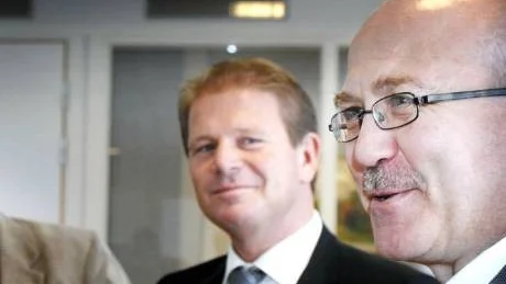 Såväl Västerviks kommunalråd Harald Hjalmarsson, till vänster, som landstingsstyrelsens ordförande Anders Henriksson anser det mycket viktigt att tågen rullar punktligt mellan Västervik och Linköping. Folk måste kunna lita på tågen, säger Henriksson.
Foto: Lisa Olaison