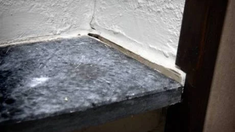 Braskaminen lossnade från murstocken och många andra problem uppstod i det nybyggda huset till följd av det sviktande golvet. Men Högsta domstolen tar inte upp fallet till ny prövning. Därmed blir familjen skyldig att betala resterande köpesumma, samt stå för både sina egna och husfabrikantens rättegångskostnader. Foto: Anders Steiner