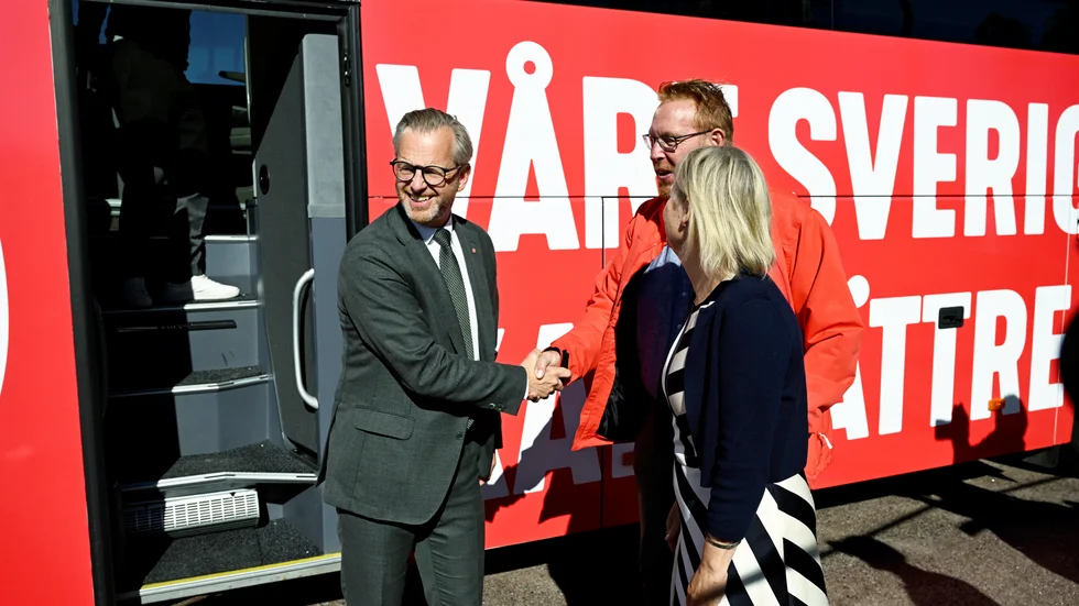 Finansminister Mikael Damberg och statsminister Magdalena Andersson tas emot av Peter Kärnström, ordförande för Socialdemokraterna i Gävle, under besök i Gävle.