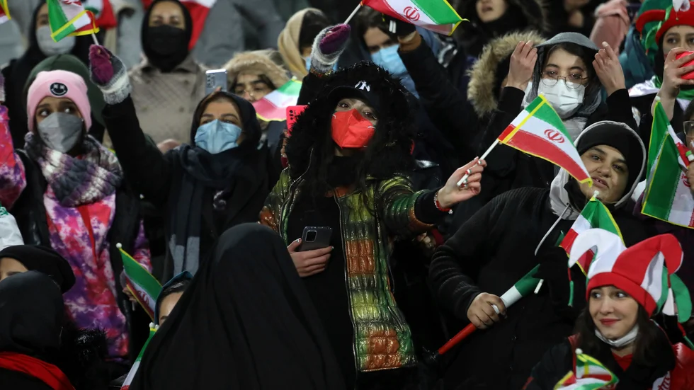 Kvinnor på läktarna under VM-kvalmötet med Iran i år. Nu tillåts kvinnor även se iransk ligafotboll på plats.