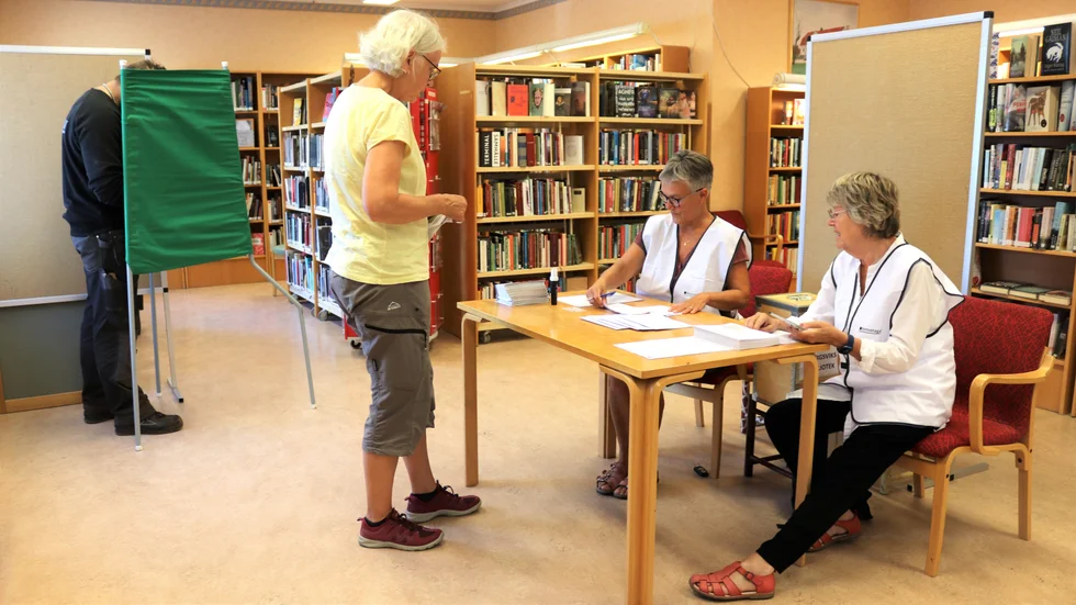 Förtidsröstningen i Burgsviks bibliotek drog igång i torsdags och enligt röstmottagarna Åsa Nilsson Berling och Helen Amborn var det full rush. Efter en timme hade 17 personer förtidsröstat i lokalen.