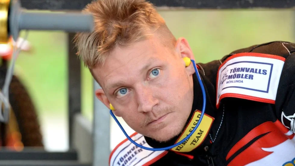 Fredrik Lindgren ser ut att bli borta från speedwaybanan i en månad.