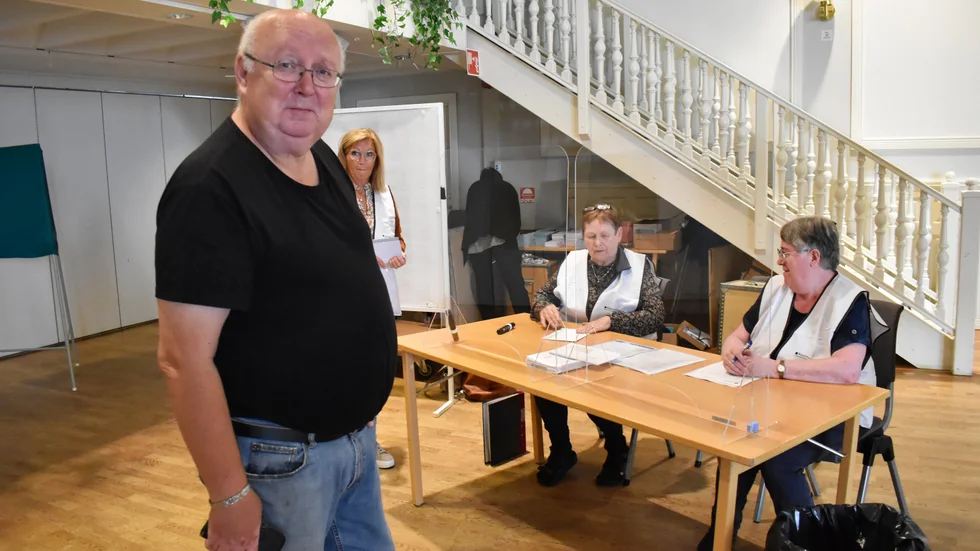 Micael Bjursell var en av de första som röstade på Medan Folkets hus i Norsjö. Rösträknarna Aina Sjölin Ekman, Gun-Britt Forsberg och Patricia Cowern kontrollerade att röstkortet var med och att allt gick rätt till.