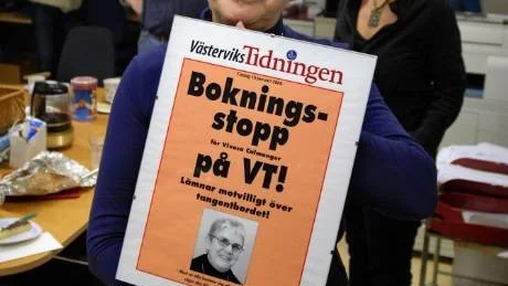 Sista dagen på jobbet. Viveca Calmunger uppvaktades med den här löpsedeln av sina arbetskamrater, av vilka några ses i bakgrunden, från vänster Roger Karlsson, Göran Schmid, Liz Pettersson och Carin Stenhammar, som efterträder Viveca. Foto: Anders Steiner