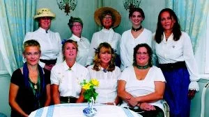 Så här ser Ta Ton ut.  Stående från vänster Maud Axelsson, Elisabeth Larsson, Barbro Lokrantz, Johanna Nilsson och Birgitta Svensson.  Sittande, även nu från vänster, dirigenten Marie Dimpker samt Pia A Karlsson, Lena Lindberg och Katarina Engström.