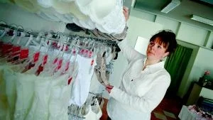 Spets och bomull. Maria Werdin tyckte att Västervik saknade en ordentlig underklädesbutik. Så hon öppnade en egen. Foto: Anders Liljegren