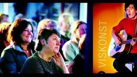 Populärt Viscafé. Patrik Månnson var en av Visskolans elever som framträdde under gårdagens musikafton. Inför en trogen publik fick de unga förmågorna framföra klassiska visverk som egetkomponerade sånger.                                                                                              Fotomontage: Anders Steiner