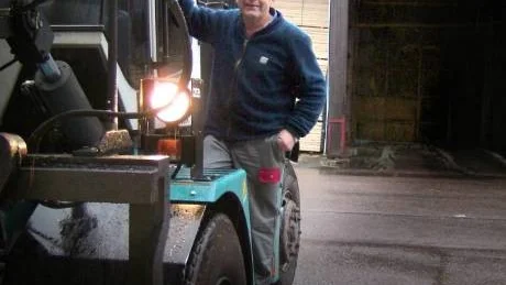 Trogen Torvalds såg. Snart lämnar Mats Fransson sitt jobb efter 50 år som förare av timmerbil och av truck.