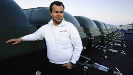 Västerviksföretaget Cresea har fått en ny miljonorder på släpvagnar. Den militärgröna färgen skvallrar om att köparen är försvarsmakten. Eric Grönlund är säljare på företaget. Foto: Karin Hertz
