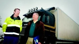 Miljöaktivister. Krister Jansson och körskolläraren Magnus Svensson får kommunens sopbilar att släppa ut mindre koldioxid.Foto: Anders Liljegren