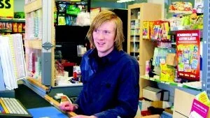 Populär ung man. Kommunens yngste lanthandlare John-William Momark såg för drygt två år sedan till att butiken fick en fortsättning i Blankaholm med service åt kunderna på landsbygden.Foto: MARGARETA LJUNGBLAD