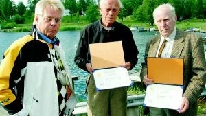 Belönade. Här ses förra årets rotarypresident i Norra Tjust, Gert Hjalmarsson tillsammans med Leif Nilsson och Sven Fredga vilka fick mottaga Paul Harris Fellow diplom och plakett för sina förtjänstfulla insatser inom rotary.