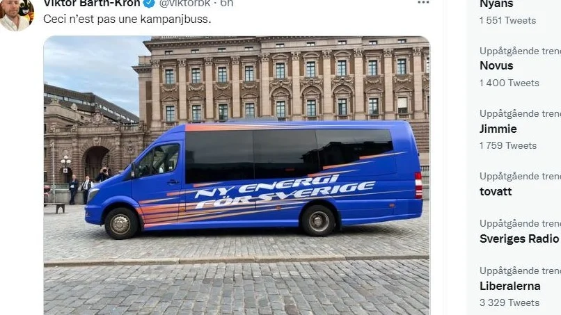 Är det en kampanjbuss vi ser? Eller en bild av en kampanjbuss? Vad är skillnaden i så fall? Det tål att fundera på. Vill man kan man fnittra och humma lite också. Det ger bra inramning till valrörelsen. 