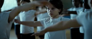 Vad gör man när ens syskon mobbas? • "Playground" skildrar skolans mikrokosmos