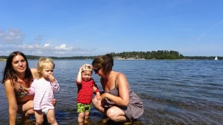 Badet här på Bondbacken är mycket barnvänligt och lagom stort, säger nöjda turister från Jönköping Anna Wessman med dottern Joni, till vänster, och Marthina Walczak med sonen Theo.