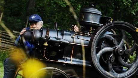 På lördag är det åter dags för den återkommande motordagen i Hjorted. Många gamla motorer och redskap körs i gång i hembygdsparken. Hans Åkesson, ordförande i Hjorteds Hembygdsförening, visar här en av klenoderna.Foto: Ellen Nielsen-Kindstrand