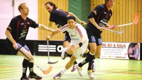 WIBK:s Jakob Dahlqvist, Victor Gärdebrant och Peter Hirschman krigar mot en Östraspelare i fredagskvällens match.Foto: Karin Hertz