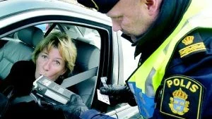 Nykterhetskontroll. Allt fler länsbor kör rattfulla. Kvinnan på bilden fick dock godkänt efter att ha blåst i en alkometer vid en poliskontroll i Stockholm. Foto: SCANPIX