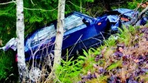 Singelolycka utanför Totebo.  Den 80-åriga mannen var på väg hem från Västervik till Totebo då han vid Möckelhults gård körde av vägen och hamnade i en skogssänka.Foto: Margareta Ljungblad