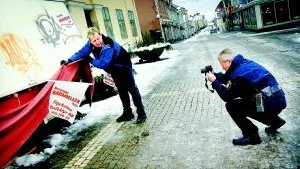 Inte särskilt snyggt. Peter Karlssons godisvagn blev utsatt för klottrare under natten till torsdagen. Polisen Jan-Erik Pettersson dokumenterar förstörelsen för polisanmälan.FOTO MATILDA AHL