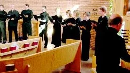 Via crucius. Sångensemblen som sjöng Liszts "Via crucius" i Sankta Maria kapell på långfredagen. Från vänster Michael Algovik, Svante Bäck, Jesper Sörensen, Eddy Eriksson, Lena Ingesson, Ingela Pettersson, Sara Viderén, Katarina Algovik och Elisabeth Ingelberg. Vid orgeln Bo Ingelberg som, förutom sitt orgelspel,  stod både för hela instuderingen och ledningen.