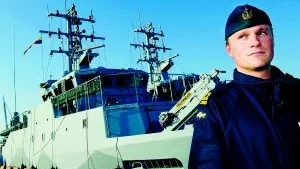 Hemma i Västervik. Västerviksfödde kaptenen Carl-Johan Holm och hans röjdykarfartyg HMS Spårö, som fått sitt namn efter ön vid inloppet till Västervik, kom på tisdagseftermiddagen till Västervik för en snabbvisit. Foto: MATILDA AHL