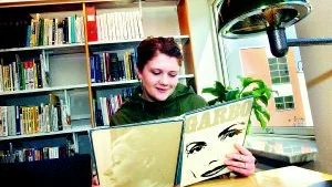 Söndagsbesök. Stina Kärki var en av få spontana besökare på biblioteket på söndagen. Hon upptäckte av en slump att biblioteket var öppet. Foto: Matilda Ahl