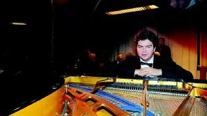 Supertalang. Den unge, superbegåvade finske pianisten Tuomas Kyyhkynen gjorde sin Sverigedebut här i Västervik igår kväll i ett fullsatt Tingshus.Foto:Andreas Smitz