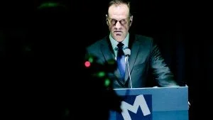 Maktkostym. Søren Pilmark i "Den tredje makten" ger den lömska politiska pondusen ett ansikte och en välsittande maktkostym. Foto: Columbia Tristar