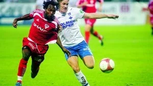 Kamp. En tuff kamp mellan ÅFF:s Sheriff Suma och Norrköpings Eirik Dybendal. Foto: Joakim Blomqvist, NT.