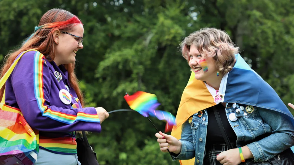 Moa Malm och Julianna Franzén var redo att vifta med regnbågsflaggorna.