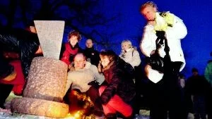 Röda rosor. Många lade i går kväll ner en röd ros vid minnesstenen som finns i Olof Palmes park i Västervik. Foto: ANDERS STEINER