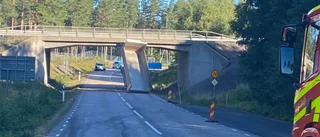 Lastbil körde in i bro – en person förd till sjukhus