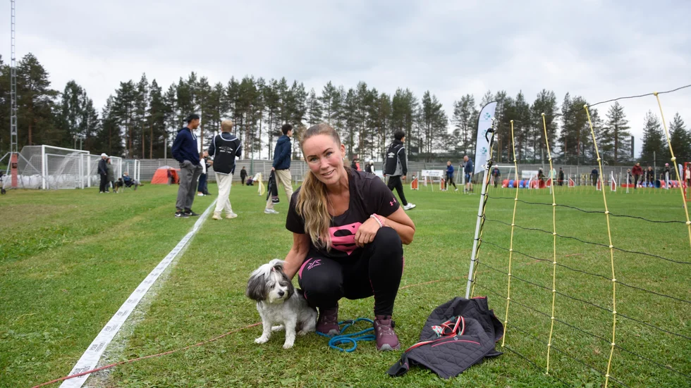 Emma Thorell tillsammans med blandrastiken Molly, som medverkat i flera tv-program och filmer.