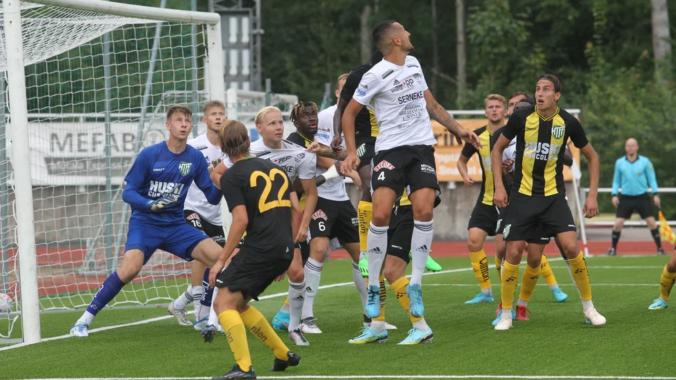 Motala AIF:s Elmer Civgin nickar på en av Motala AIF:s hörnor. Maif stod upp starkt och lyckades kriga till sig en seger. Det var blåställ på och lite mindre salongslir.