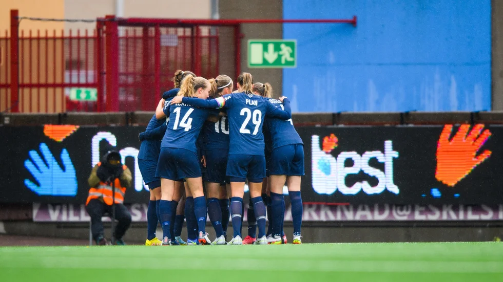 United-spelarna jublar efter Okobis matchavgörande 1–0-mål.