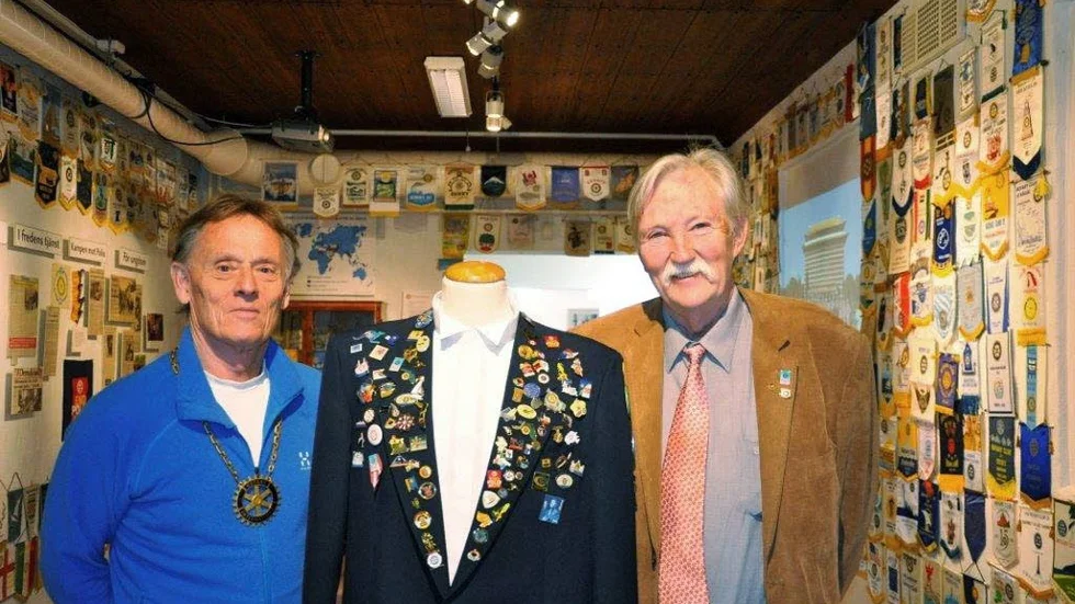 Firar. Tor Källmark och Christer Warvfinge visar Rotarys 80-åriga historia i Västervik på museet.