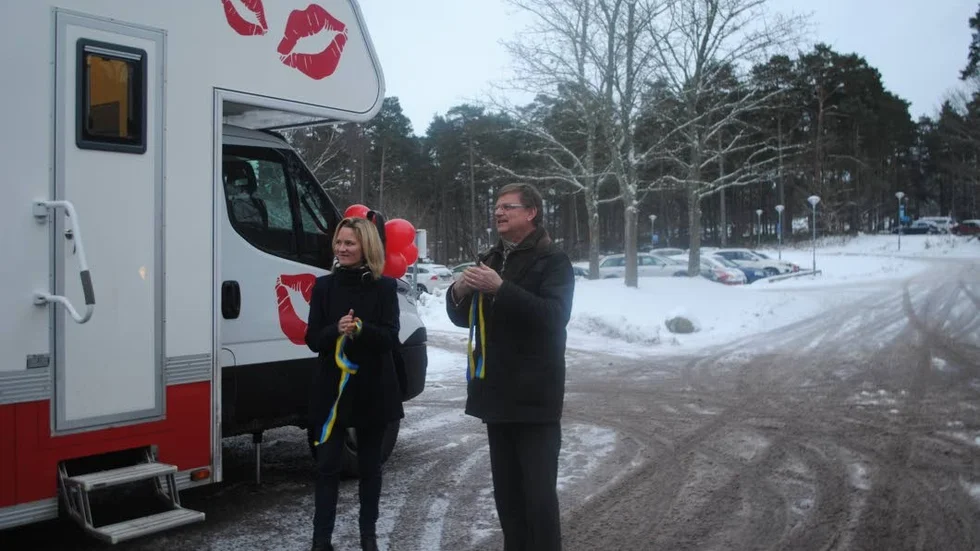 Klippt. Under tisdagen invigdes länets första folktandvårdsbuss vid vårdcentralen på Stora Trädgårdsgatan i Västervik. Tandvårdschefen Andrs Nylander klippte bandet och fick hjälp av Linda Jakobsson som kommer att vara ansvarig för driften av bussen.
