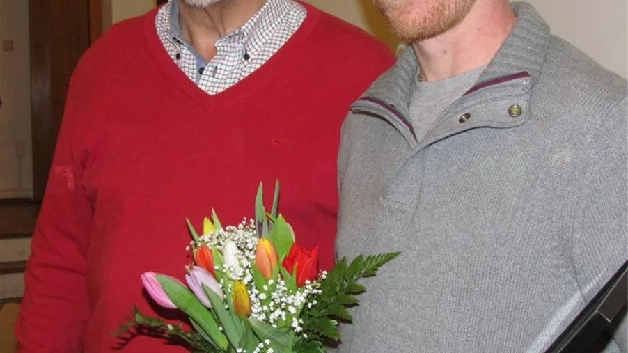 Karl Eric Gunnarsson till vänster gratulerade Christer Hermansson till södra jaktvårdskretsens hederspris 2013.