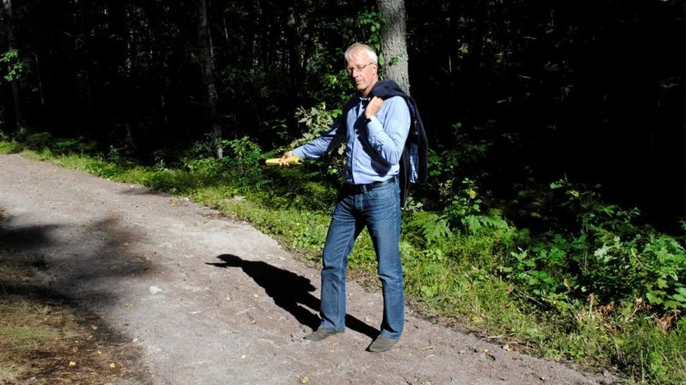 Anders Östlund visar en del av 2,5 km-spåret som har förbättrats.