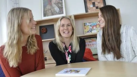 Boken är färdig och arbetet har gått bra. Nu hoppas tjejerna att boken kommer att användas. Från vänster: Matilda Mållberg, Lovisa Algovik och Nathalie Linnér.