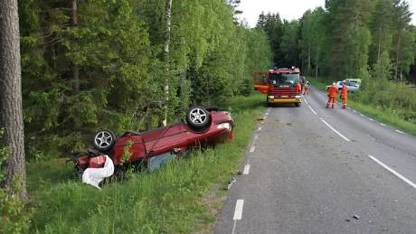 Bilen förvandlades till skrot efter att ha krockat med ett träd.Foto: Leif Pettersson