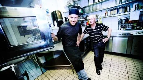 Glada miner på restaurangen i Västerviks simhall. Kocken Erik Manfred och ägaren Göran Bjerman är nöjda med att ha klarat sig utan anmärkning.Foto: Ellen Nielsen Kindstrand