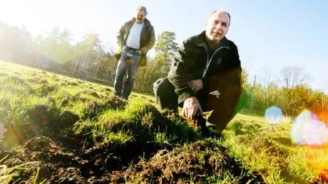 - Markskadorna är mycket stora överallt på Västerviks golfbana, visar banans ägare Peter Billberg. I bakgrunden ses jägaren Bill Forss. Foto: Ellen Nielsen Kindstrand