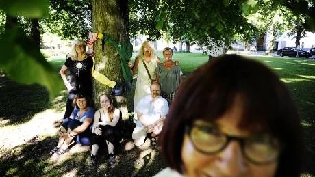 Tjustbygdens konstgrupp med Barbro Hultgren i spetsen ska smycka träd i Stadsparken.  Foto: Ola Axman