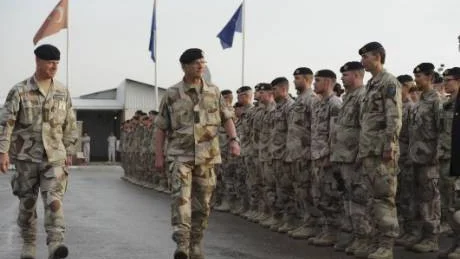 Kung Carl XVI Gustaf inspekterar den svenska styrkan vid ankomsten till huvudcampen Camp Northern Light i Mazar-e Sharif i Afghanistan.Foto: Atte Lonkari/Finska försvarsmakten