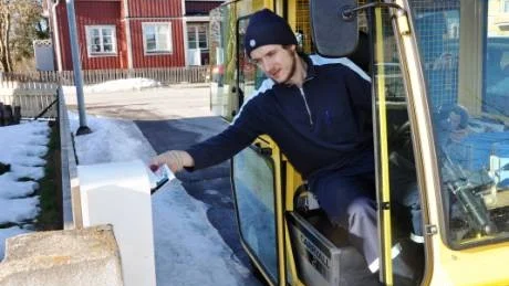 Nu när snön är på väg bort är det lätt för Jonas Landberg att köra intill brevlådorna med sin clubcar. Vinter och mycket snö försvårar brevbärarnas arbete och det tar längre tid.