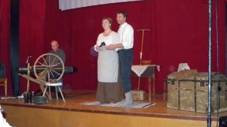 Tina och Bo Frid bjöd på en musikalisk resa som utgick från Wilhelm Mobergs utvandrarepos. De ackompanjerades av Curt Lindholm. Foto: Lena Pettersson
